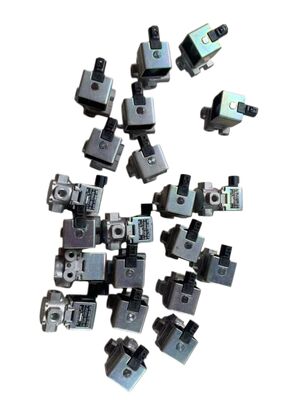 日本のトラック部品いすゞ FVR34 6HK1 6HK1T いすゞ部品用磁気バルブ 1-82563602-0